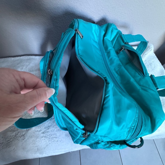 LUG PROPELLER~Turquoise~Multiple Zip pockets and slip pockets, detachable strap - Picture 10 of 16